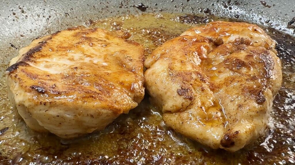 Ještě jsem nikdy neochutnal/a měkčí a chutnější kuřecí prso, teď, když jsem objevil/a tento recept, budu ho dělat pořád dokola!