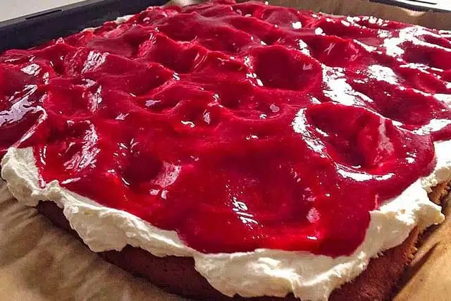 Recept na malinový koláč: krémový ovocný plechový dort na 20 porcí