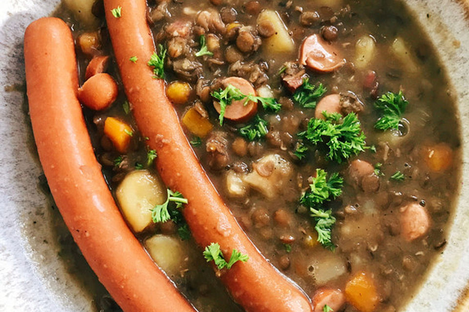 Sytý čočkový guláš se zeleninou a klobásami