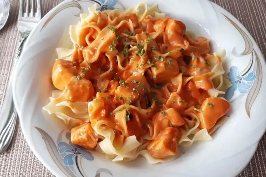 Omáčka ze smetany a lososa k těstovinám recept