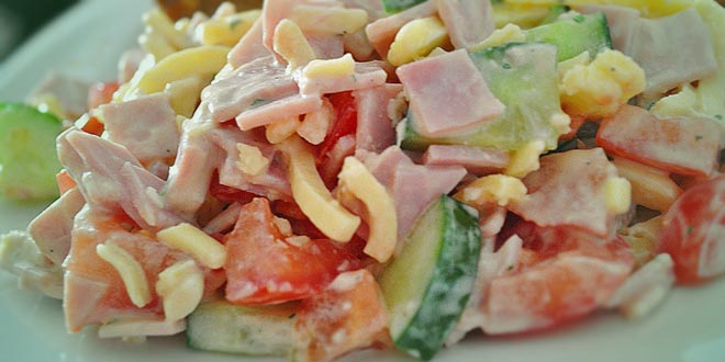 Nízkosacharidový pestrý salát s mletým masem a sýrem