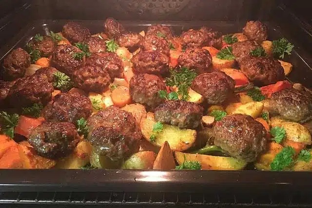 Pečené masové kuličky s bramborovými měsíčky