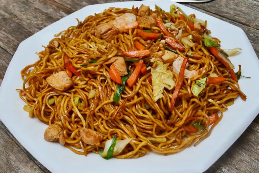 Čínské smažené nudle s kuřecím masem