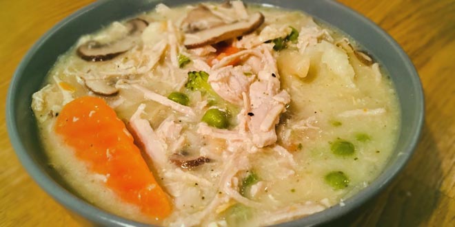 Kuřecí ragú s císařskou zeleninou, houbami a chřestem (nízkosacharidové, bohaté na bílkoviny, smetanová omáčka)