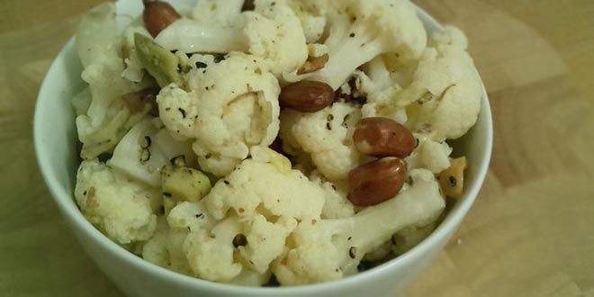 Květákový salát s avokádem a ořechy (vegetariánský, veganský, low carb, bez lepku a laktózy)