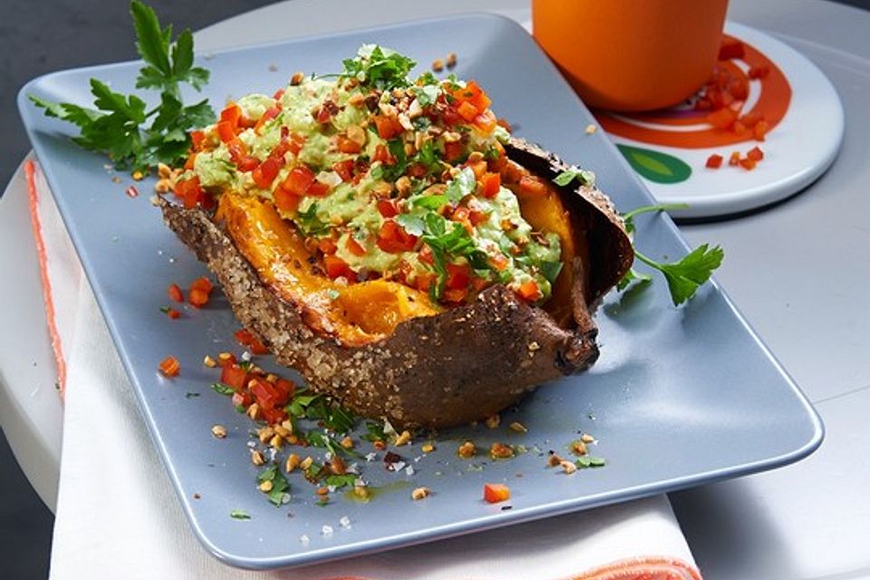 Pečené batáty s avokádovo-paprikovým krémem