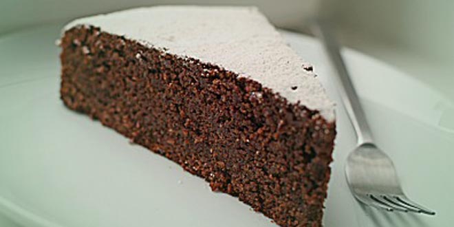 Nízkosacharidový čokoládovo-ořechový dort s cukrovou polevou