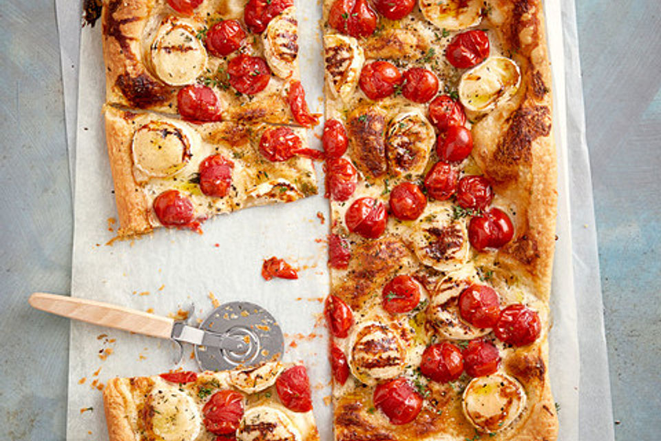 Listové těsto pizza s kozím sýrem, medem a cherry rajčaty