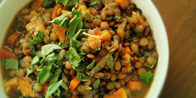 Nízkosacharidový čočkový guláš s paprikou a batáty (vegetariánský)