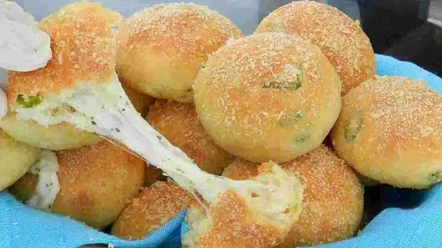 Výborné česnekové bulky plněné mozzarellou – recept
