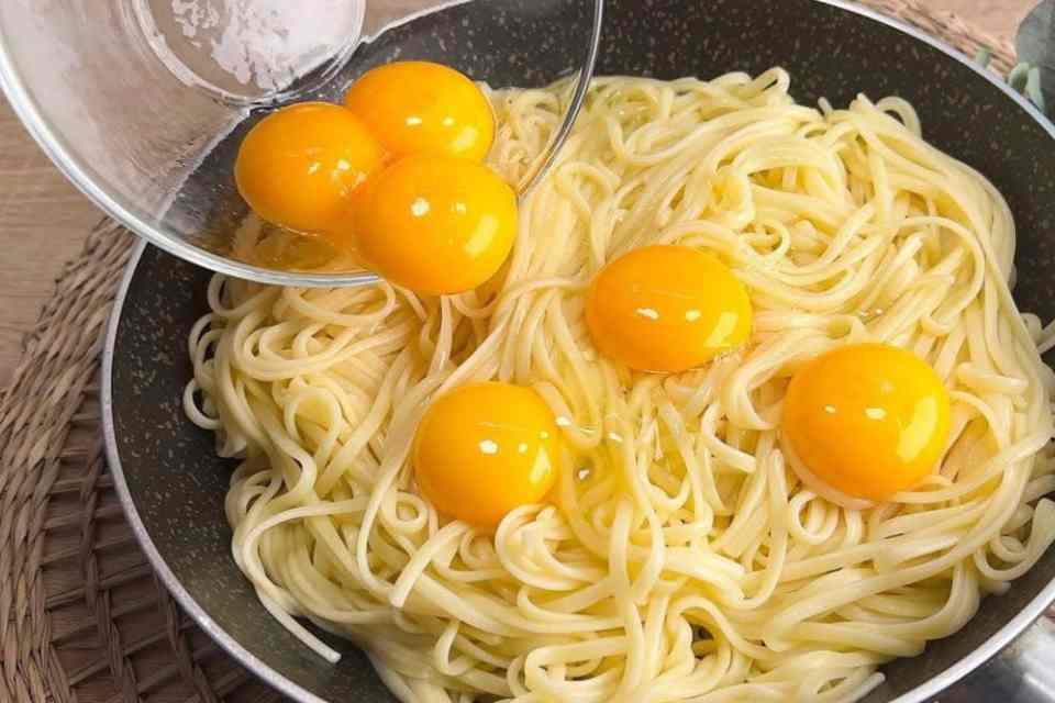 Jednoduše přidejte vejce do těstovin