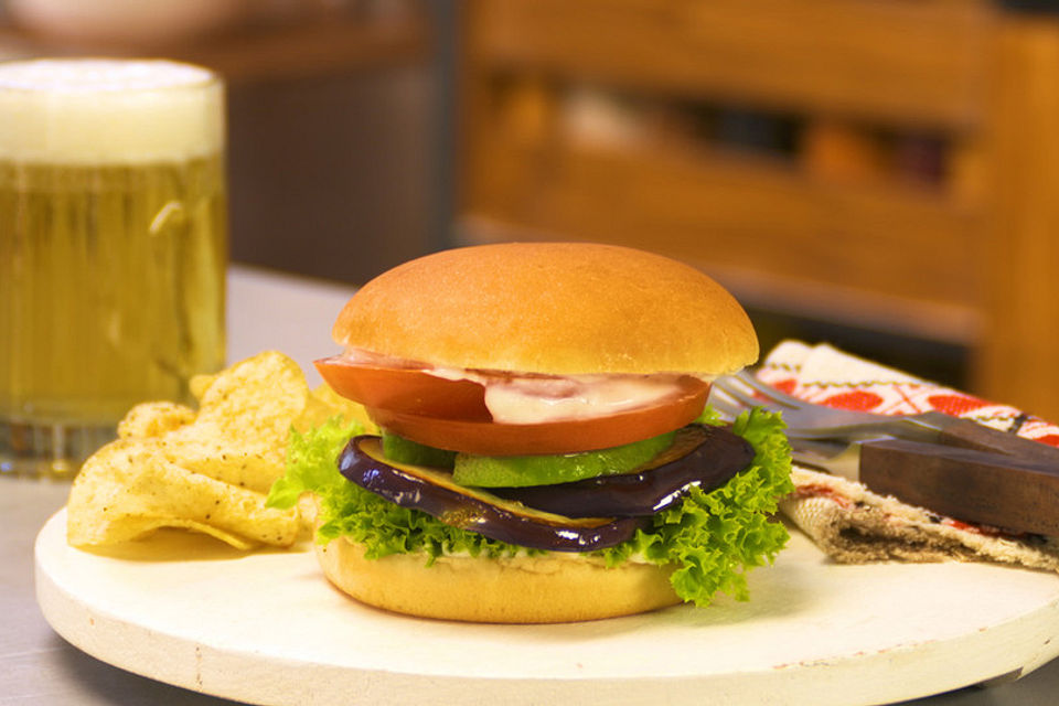 Rajčatovo-lilek-avokádový burger