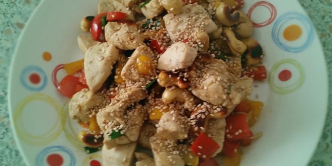 Nízkosacharidová kuřecí prsa s opraženými kešu ořechy