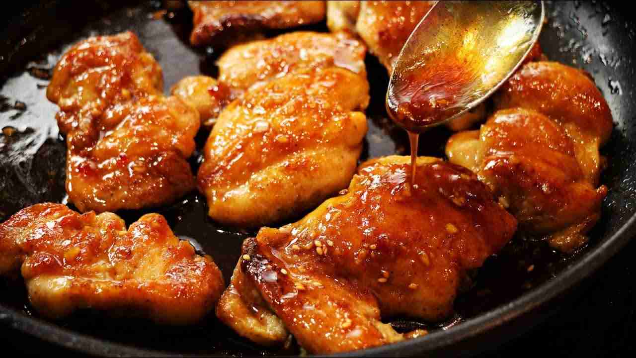 Křupavá medová kuřata s česnekem