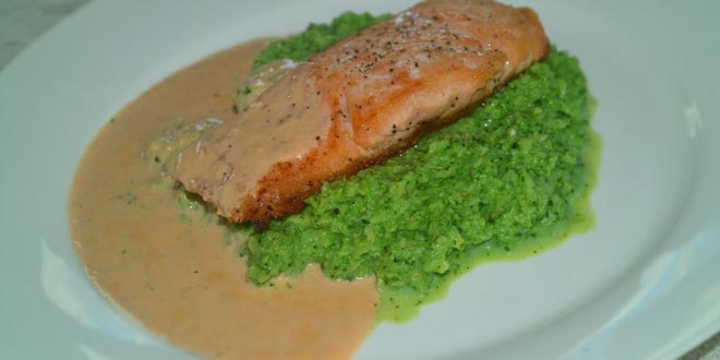 Losos v kari kokosové omáčce s brokolicovým pyré (Low Carb, Paleo, rychlé)