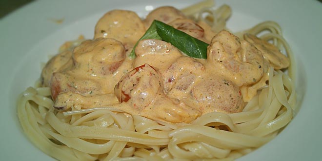 Nízkosacharidové krémové těstoviny z ředkve s česnekovými krevetami