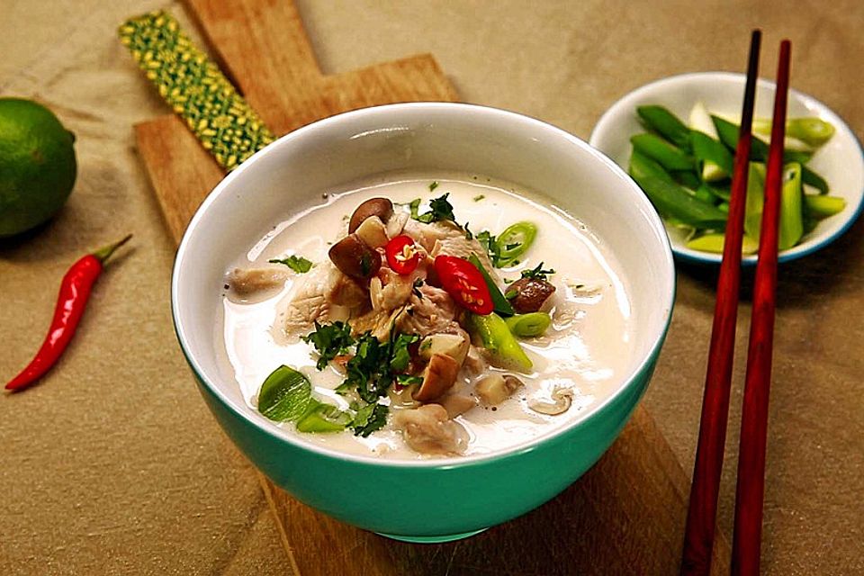 Tom Kha Gai – slavná kuřecí polévka s kokosovým mlékem a galgánem