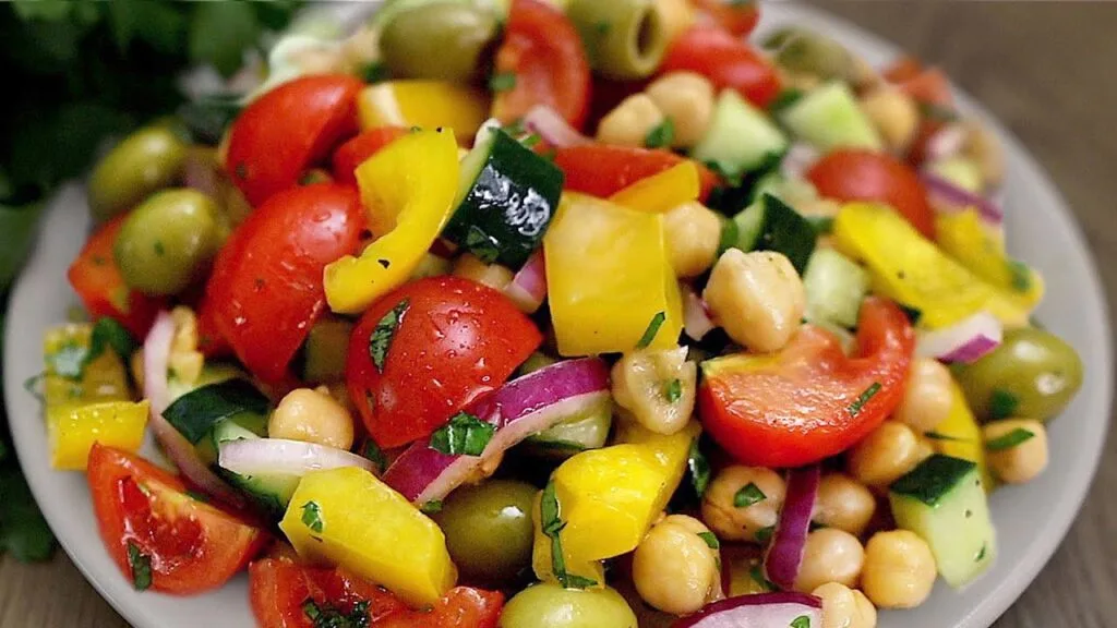 Jím tento zdravý salát alespoň jednou týdně a detoxikuji své tělo | Pouze 370 kcal!