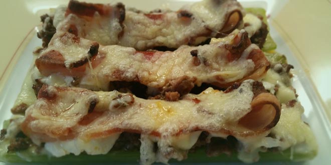 Nízkosacharidové plněné a zapečené celerové tyčinky se slaninou