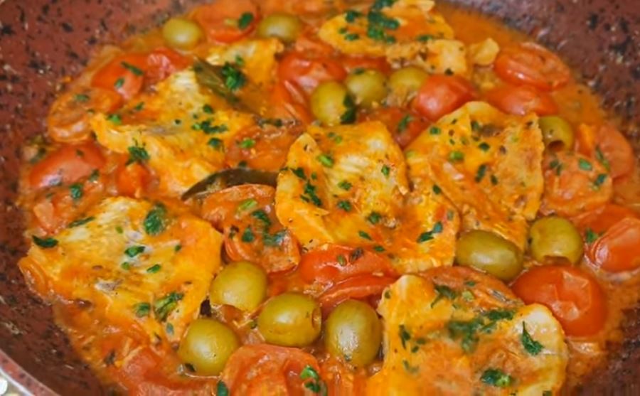 Dnes musím být hodný a před Silvestrem nesmím dělat neplechu, proto si dnes večer dám toto tresčí maso s rajčatovou omáčkou | Má to 240 kcal!