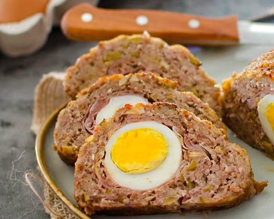 Lammhackbraten en tchèque se traduit par **Jehněčí sekaná**.