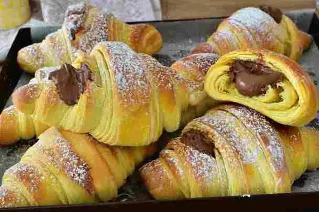 Recept na čokoládové rohlíčky – vydrží 2–3 dny čerstvé!