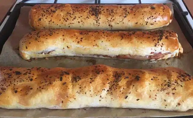 Listové těsto se sýrem, salámem a klobásou – recept