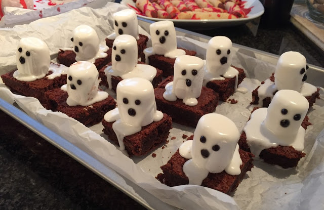 Strašidelné Halloween brownies s marshmallow duchy