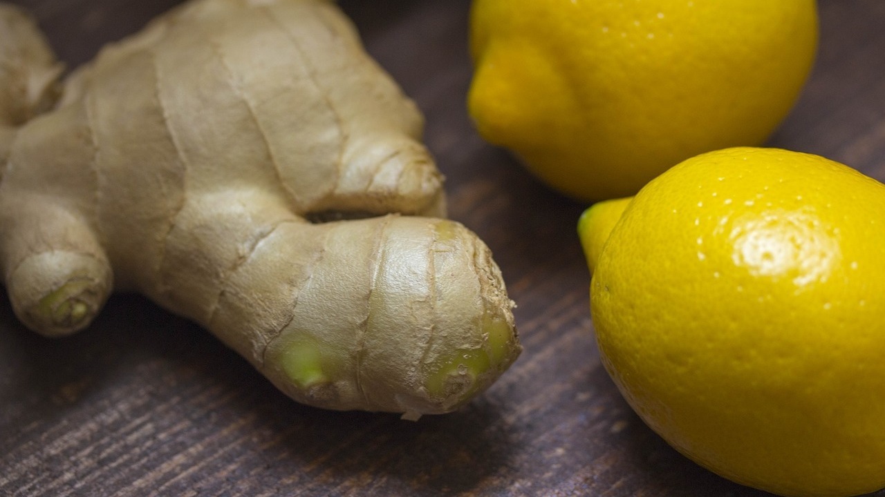 Horký citron s kurkumou a zázvorem