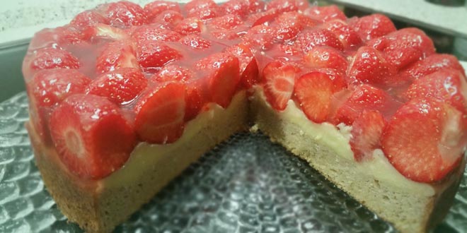 Nízkosacharidový jahodový dort s pudinkovou náplní na piškotovém korpusu