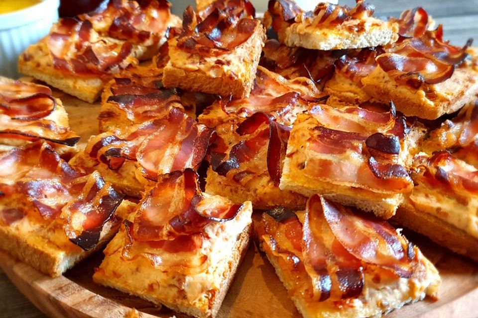 Pikantní jednohubky s bacónem, rajčaty a čerstvým sýrem