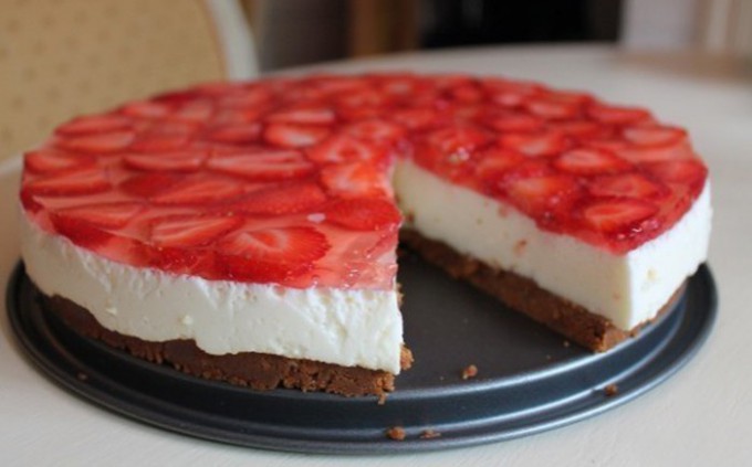 Nepečený tvarohový dort s jahodami