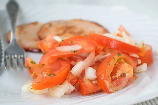 Tomatensalat mit zwiebeln