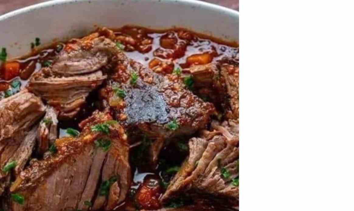 Italský dušený hovězí s česnekem