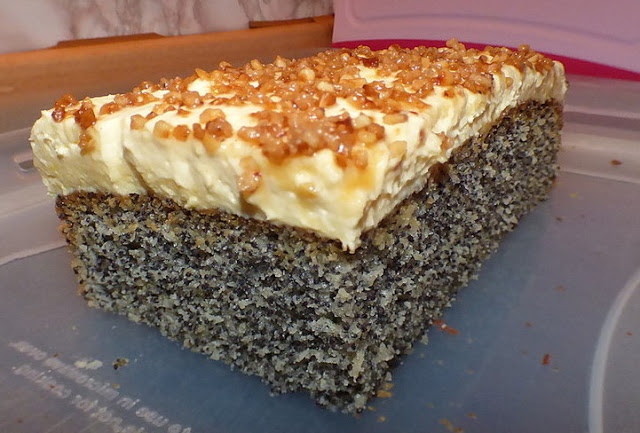 Super rychlý makový koláč bez korpusu s krémem a lískovými oříšky