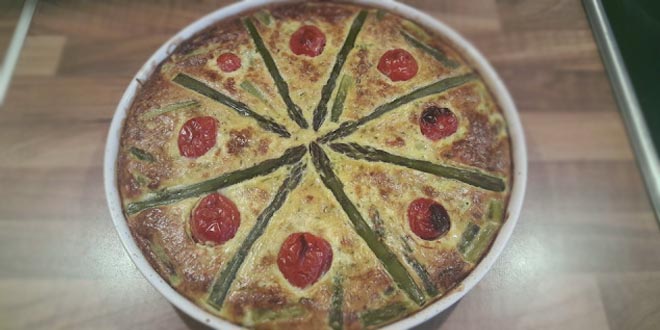 Nízkosacharidová quiche se zeleným chřestem a medvědím česnekem (vegetariánská)