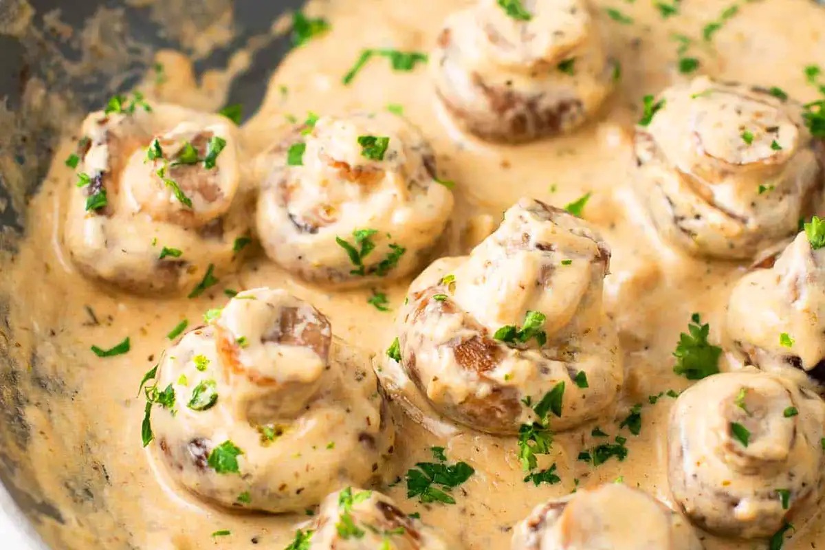 Houby v lahodné česnekové smetanové omáčce recept