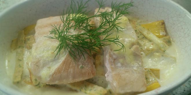 Nízkosacharidový losos na cuketových palačinkách se smetanovou omáčkou z trouby