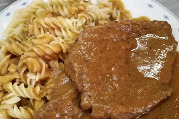 Smažený hovězí řízek se šunkovými rohlíčky