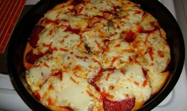 Sýrová pizza ze starého chleba za pár korun