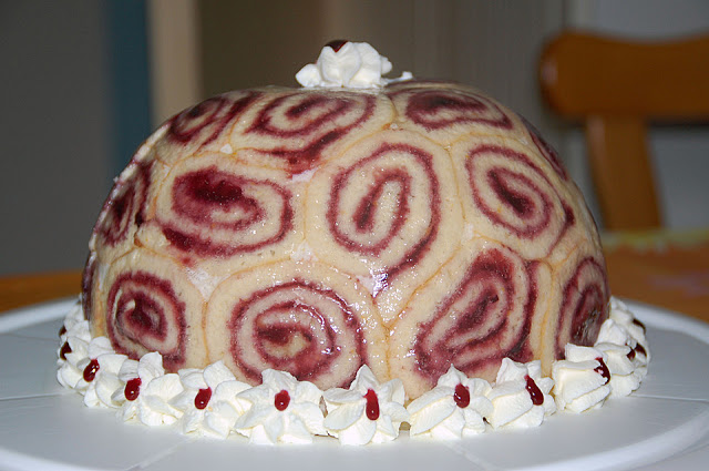 Broskvová charlotka se sýrovou šlehačkou