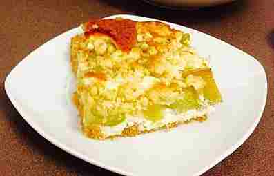 Rebarborový koláč se tvarohovým krémem a drobenkou