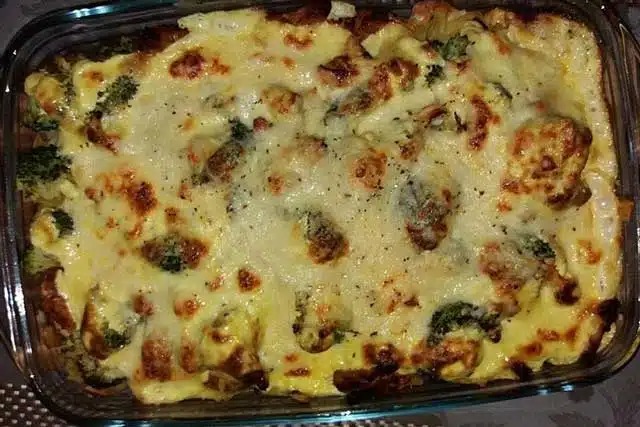 Gyrosový zapékaný s česnekem a holandskou omáčkou