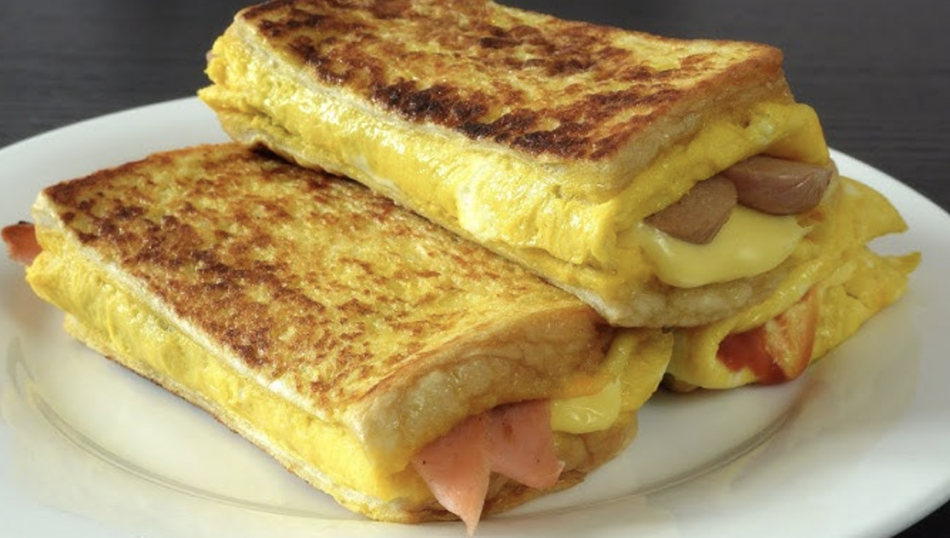 Pečený toastový sendvič s vejci, sýrem a klobásou nebo šunkou