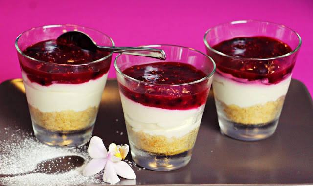 Smetanový dort v sklenici s lesním ovocem (nepečený)