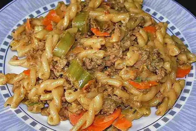 Těstoviny s karí smetanou a mletým masem