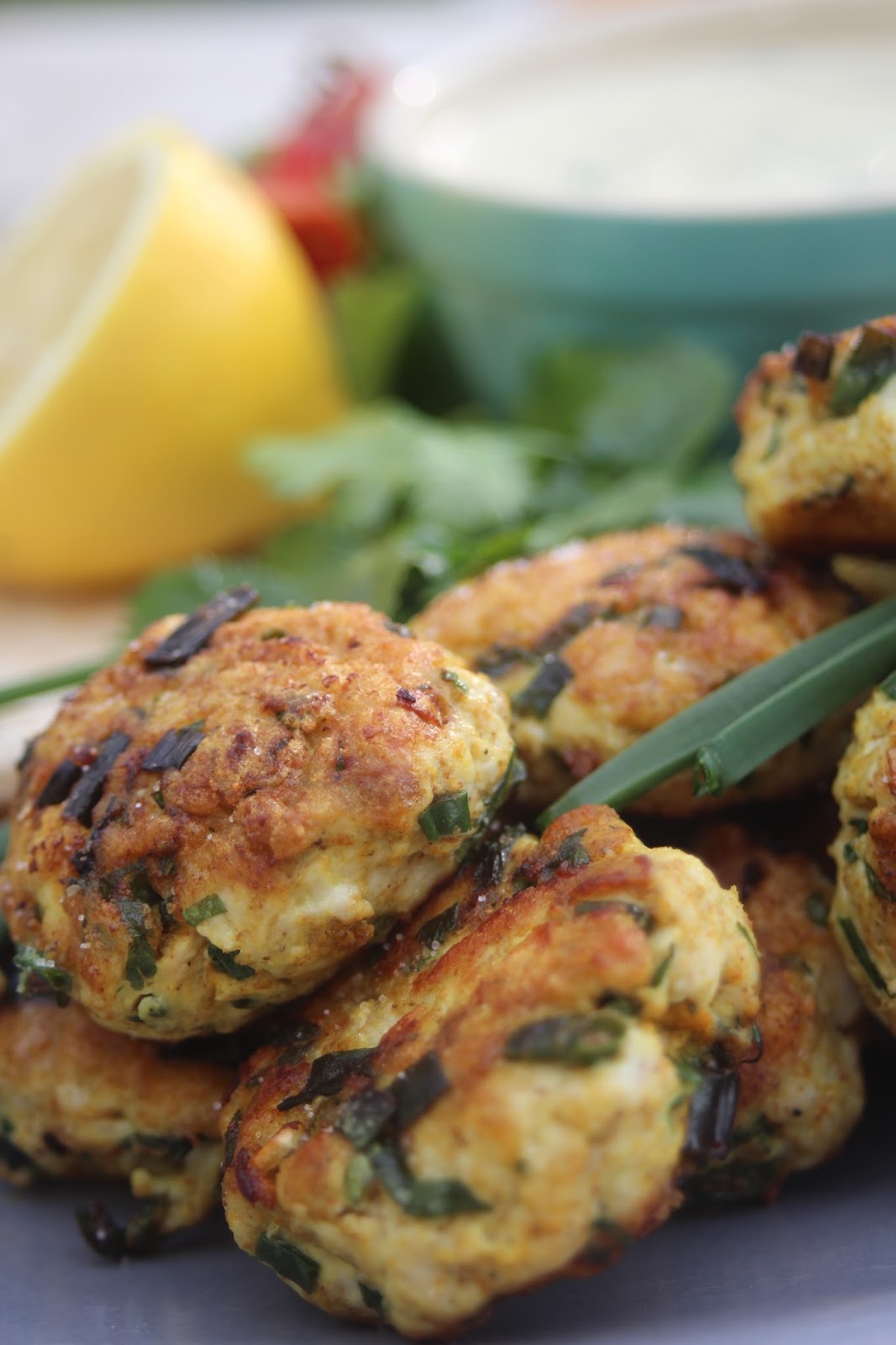 Kuřecí köfte s tatarskou omáčkou v teplém pita chlebu