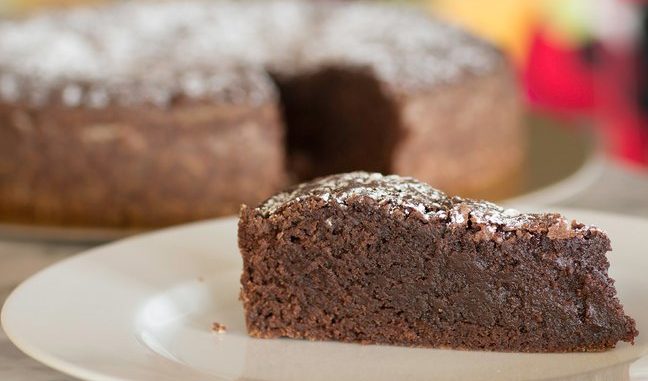 Pro tento lahodný čokoládový dort potřebujete jen tři ingredience a málo času.