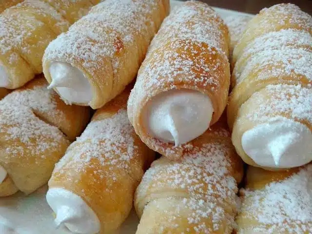 Domácí šlehačkové rolky s italskou pusinkovou náplní