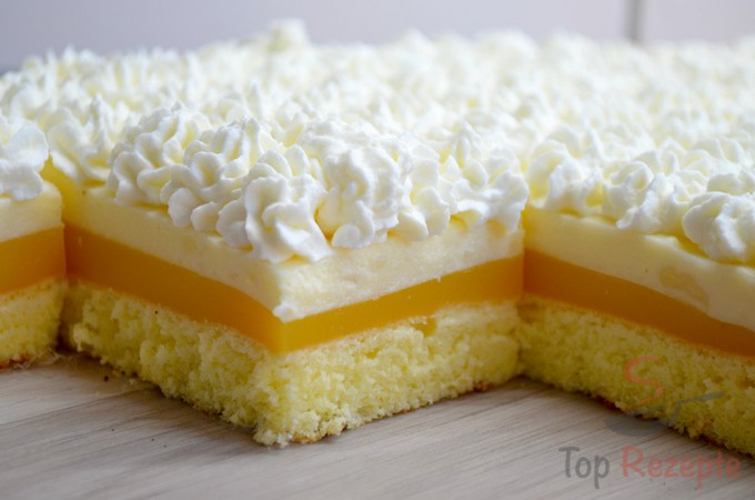 Čerstvý pomerančový dezert se šlehačkou